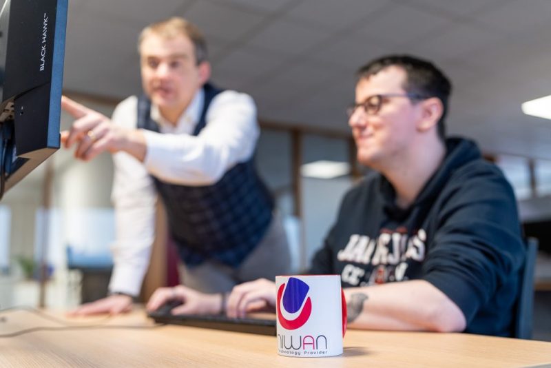 Yvan Huque et son collègue travaillant sur un projet informatique à Charleroi