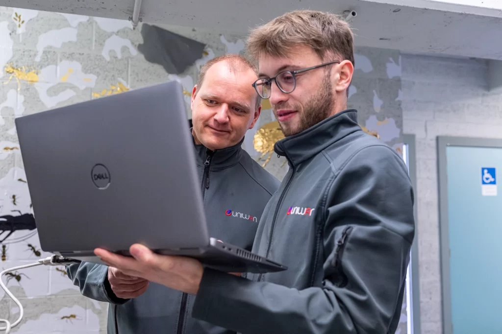 Vérification d'un réseau WIFI par deux membres d'Uniwan