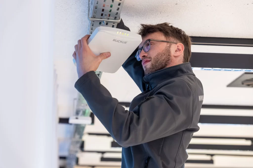 Mise en place d'un réseau WIFI sans fil par Uniwan