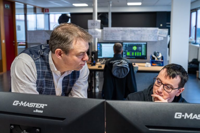 Consultant informatique en train de discuter avec son client