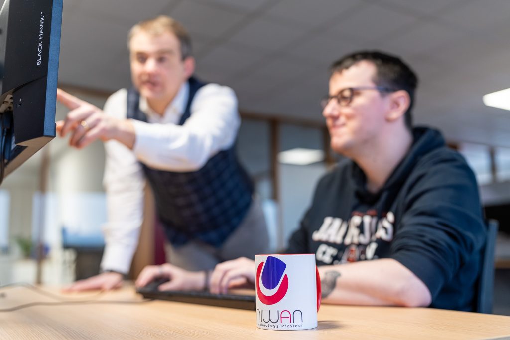Yvan Huque et son collègue travaillant sur un projet informatique à Charleroi
