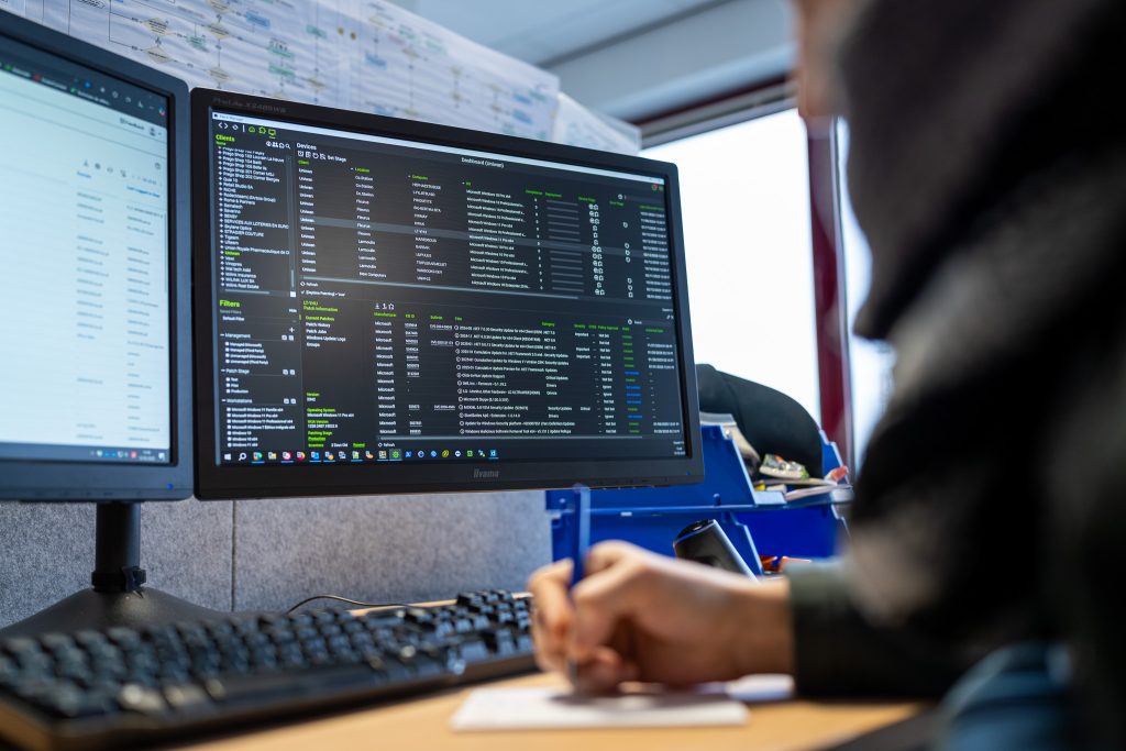 Prestataire en cybersécurité travaillant sur un projet IT