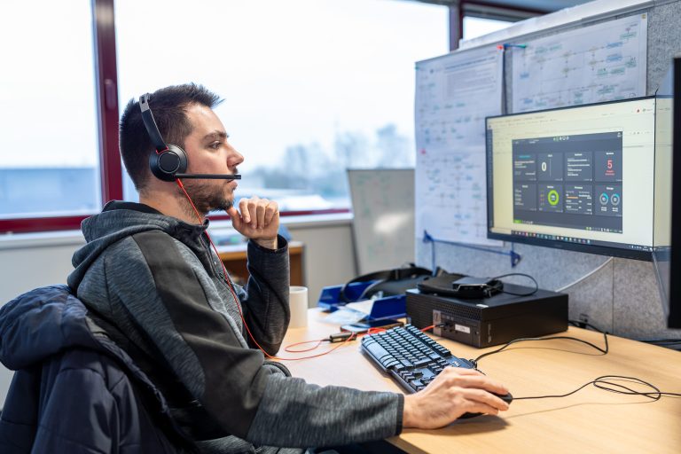 Employé d'Uniwan répondant à un appel (infogérance informatique)